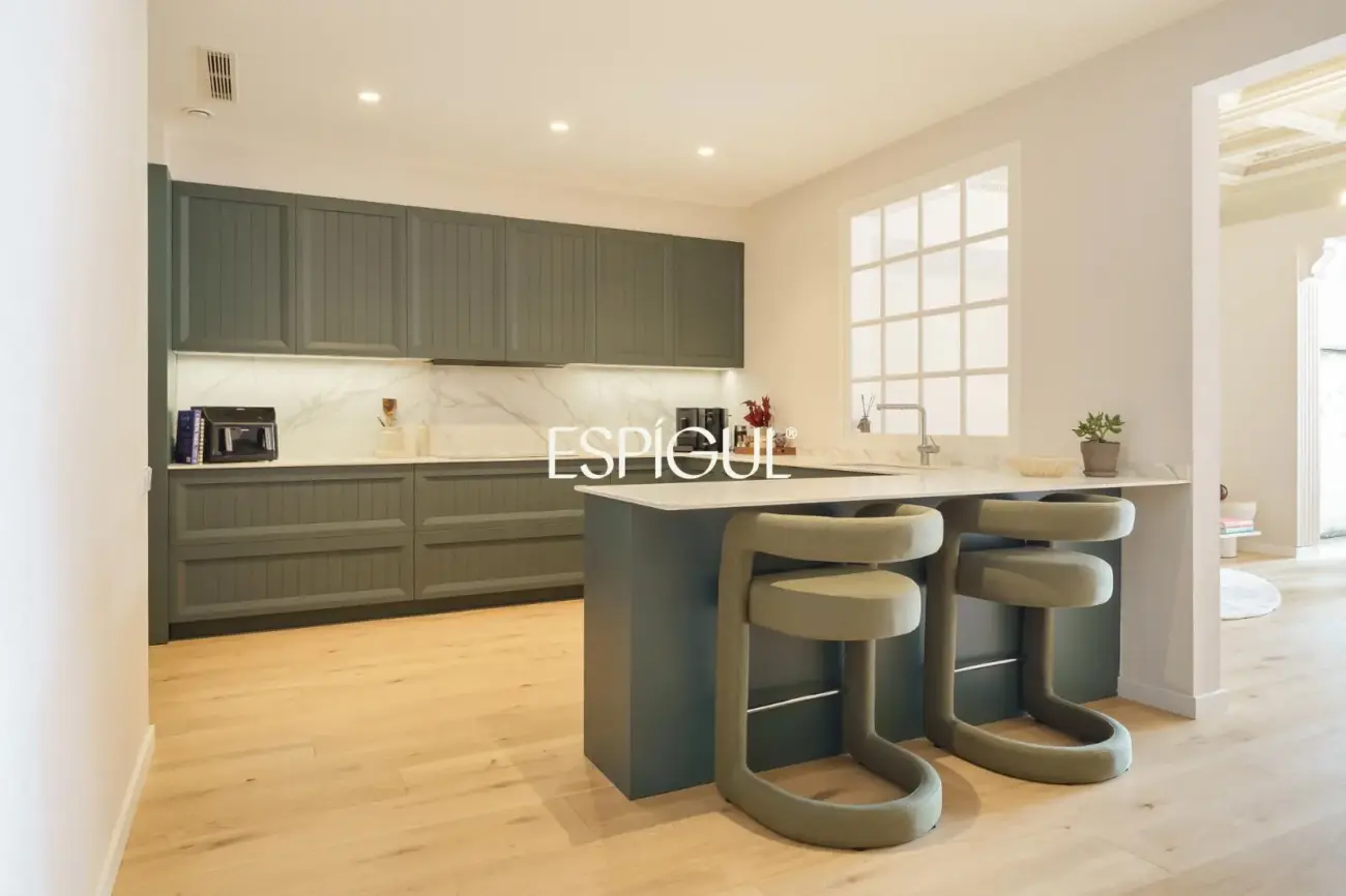 Casa catalogada en venta en el centro de Sabadell, con gran jardin y piscina