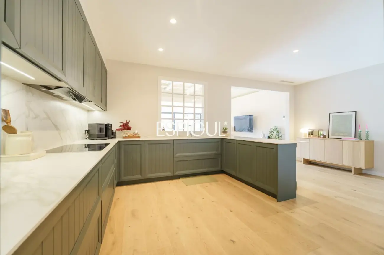 Casa catalogada en venta en el centro de Sabadell, con gran jardin y piscina