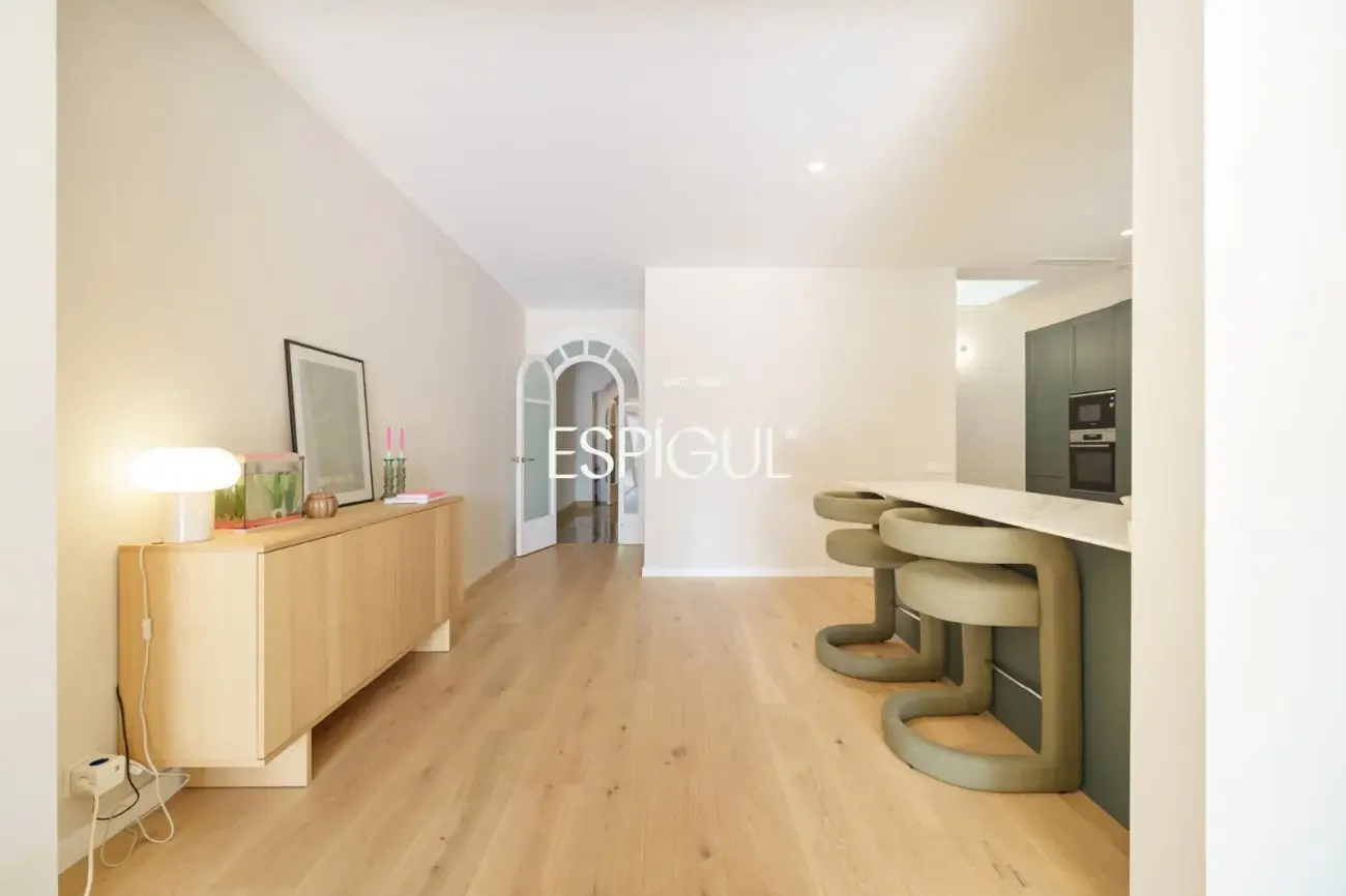 Casa catalogada en venta en el centro de Sabadell, con gran jardin y piscina