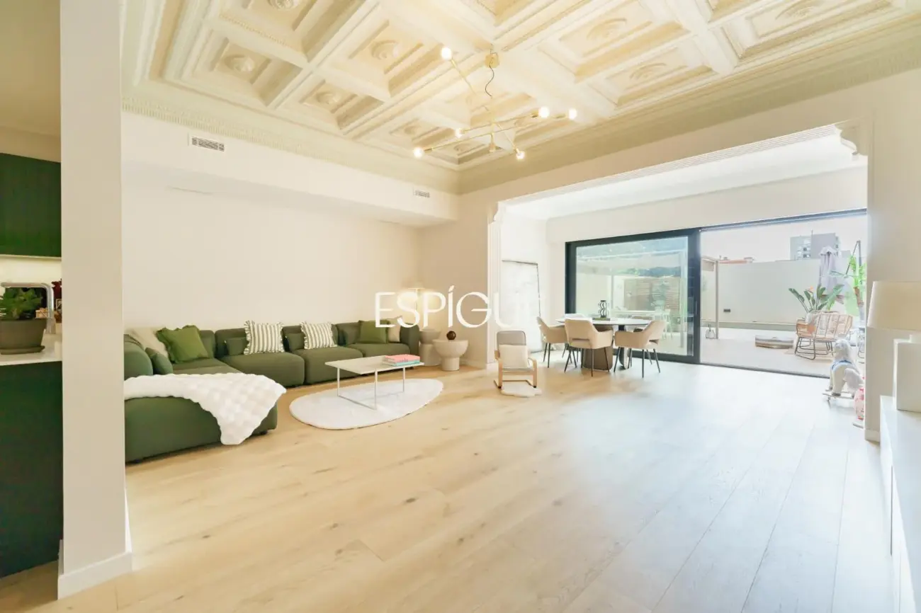 Casa catalogada en venta en el centro de Sabadell, con gran jardin y piscina