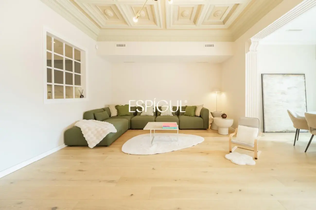 Casa catalogada en venta en el centro de Sabadell, con gran jardin y piscina