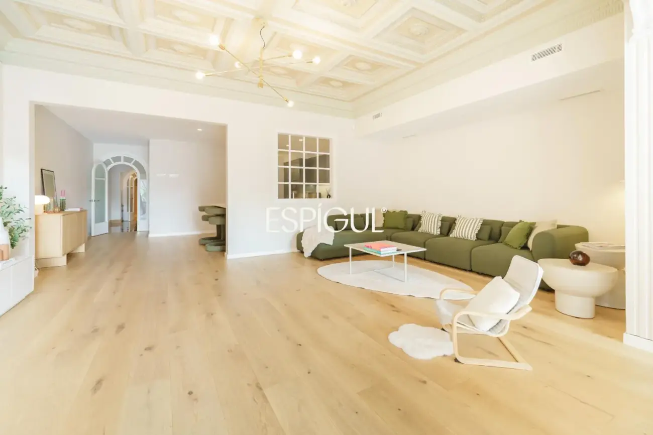 Casa catalogada en venta en el centro de Sabadell, con gran jardin y piscina