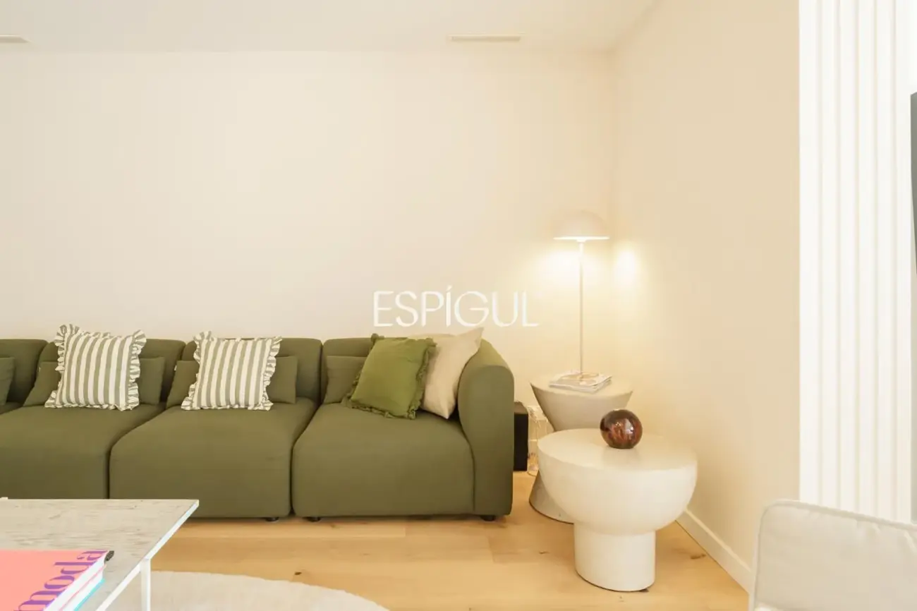 Casa catalogada en venta en el centro de Sabadell, con gran jardin y piscina