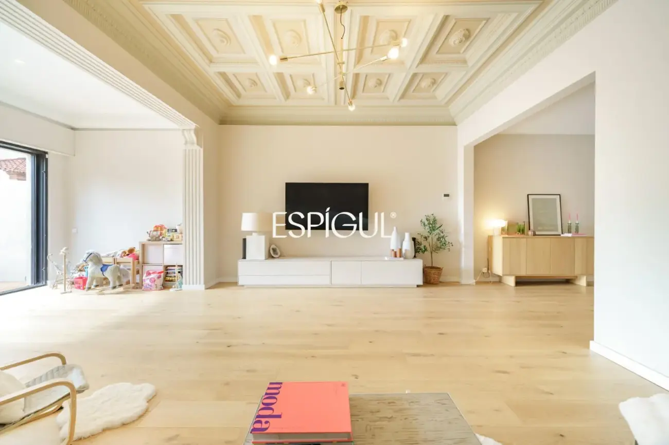 Casa catalogada en venta en el centro de Sabadell, con gran jardin y piscina
