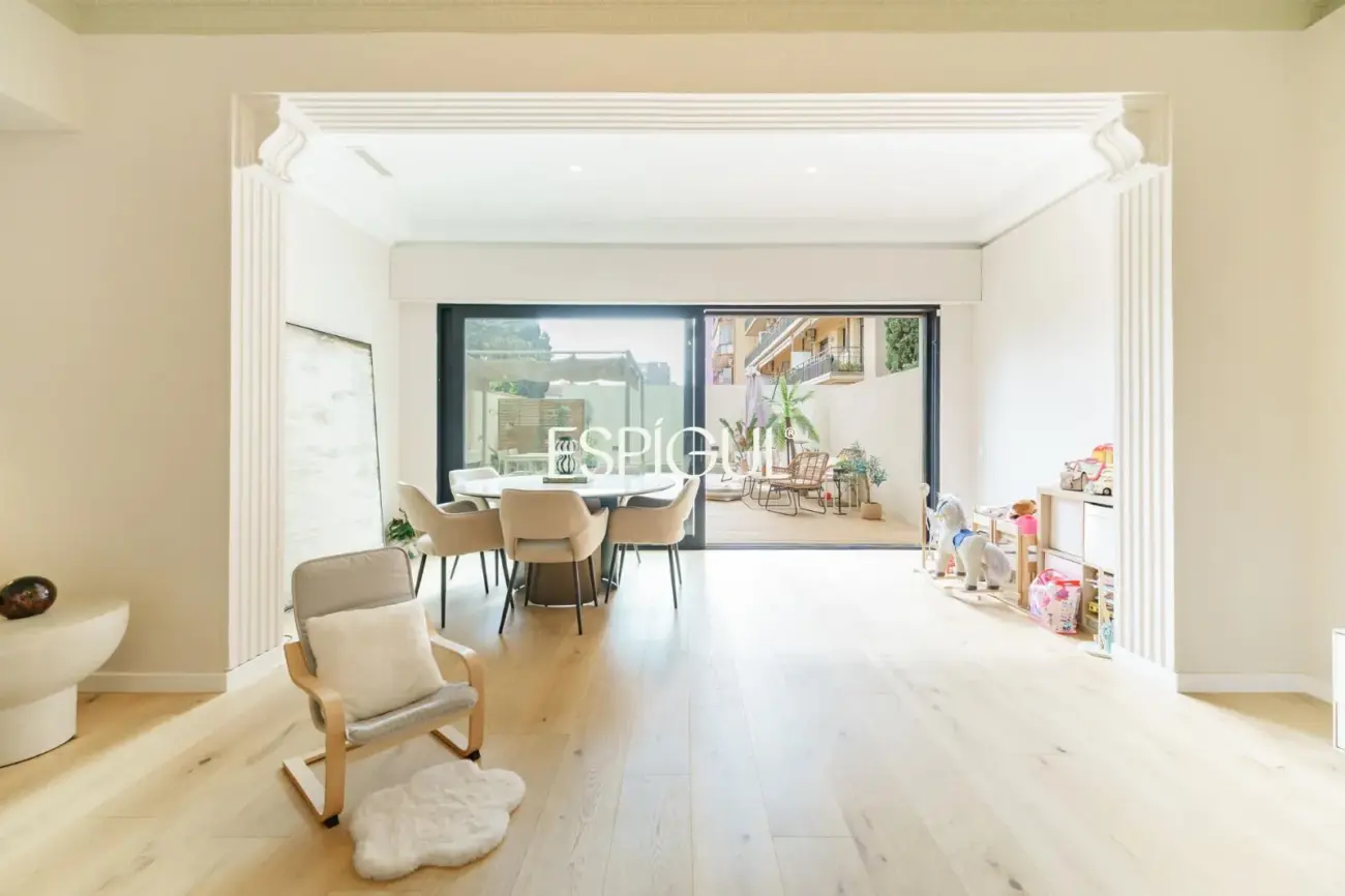 Casa catalogada en venta en el centro de Sabadell, con gran jardin y piscina
