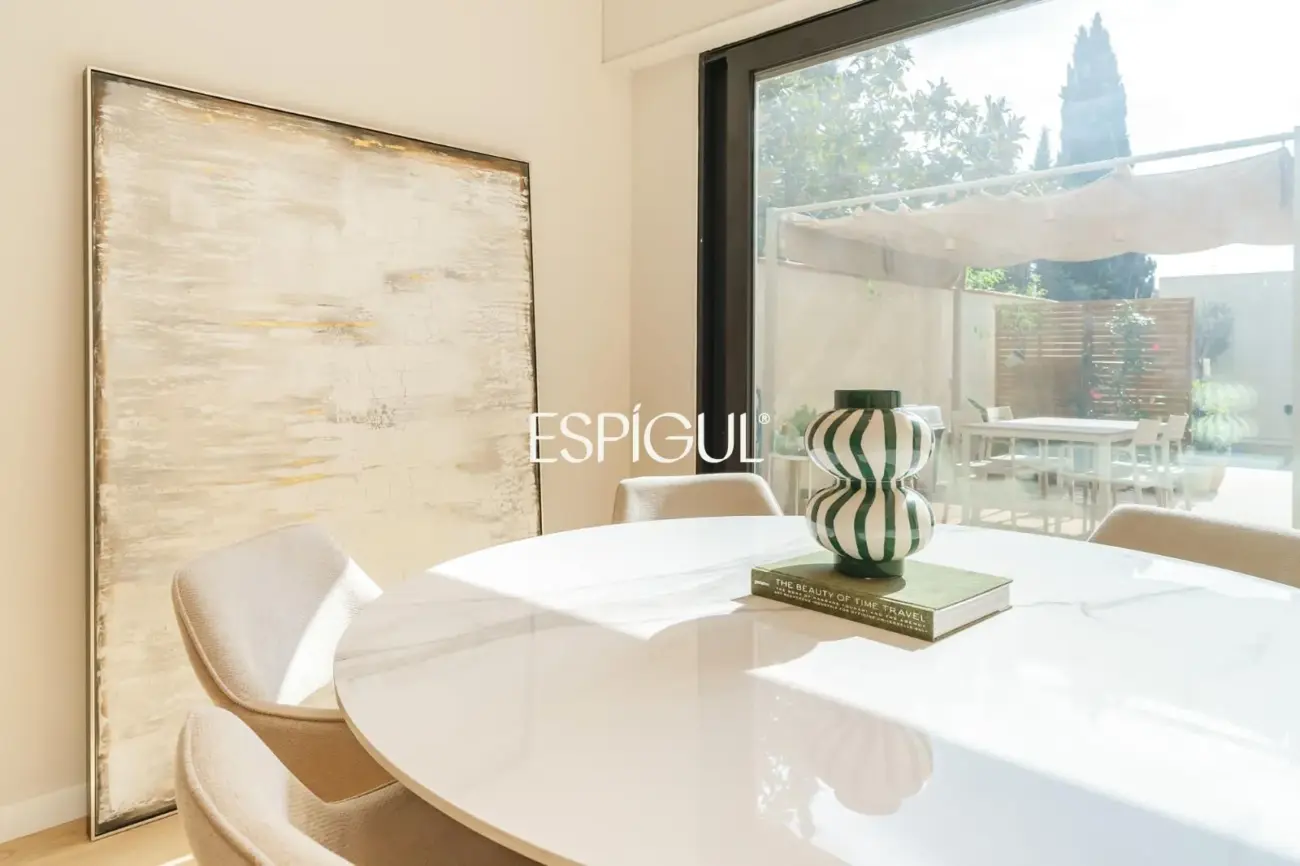 Casa catalogada en venta en el centro de Sabadell, con gran jardin y piscina