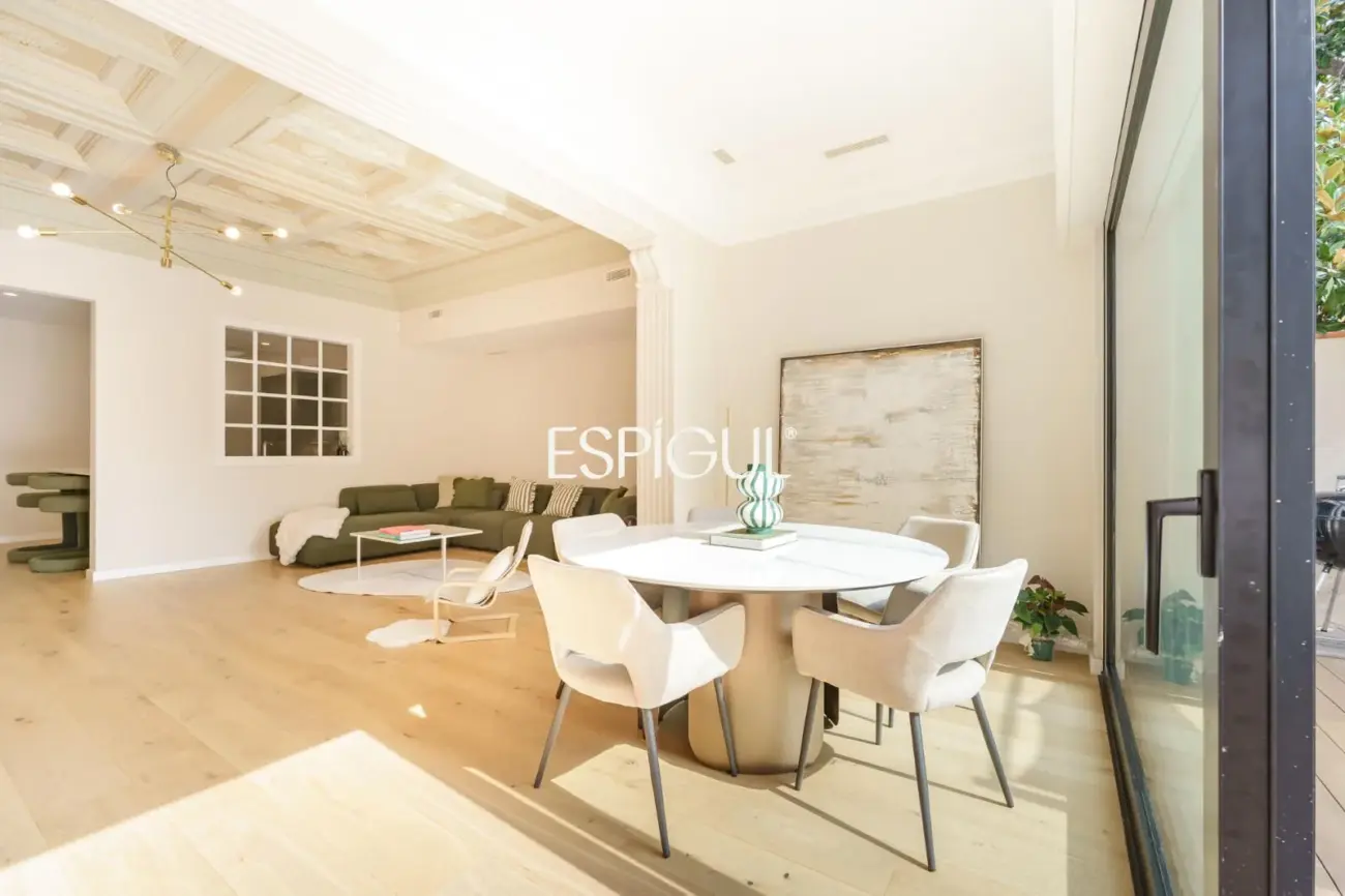 Casa catalogada en venta en el centro de Sabadell, con gran jardin y piscina