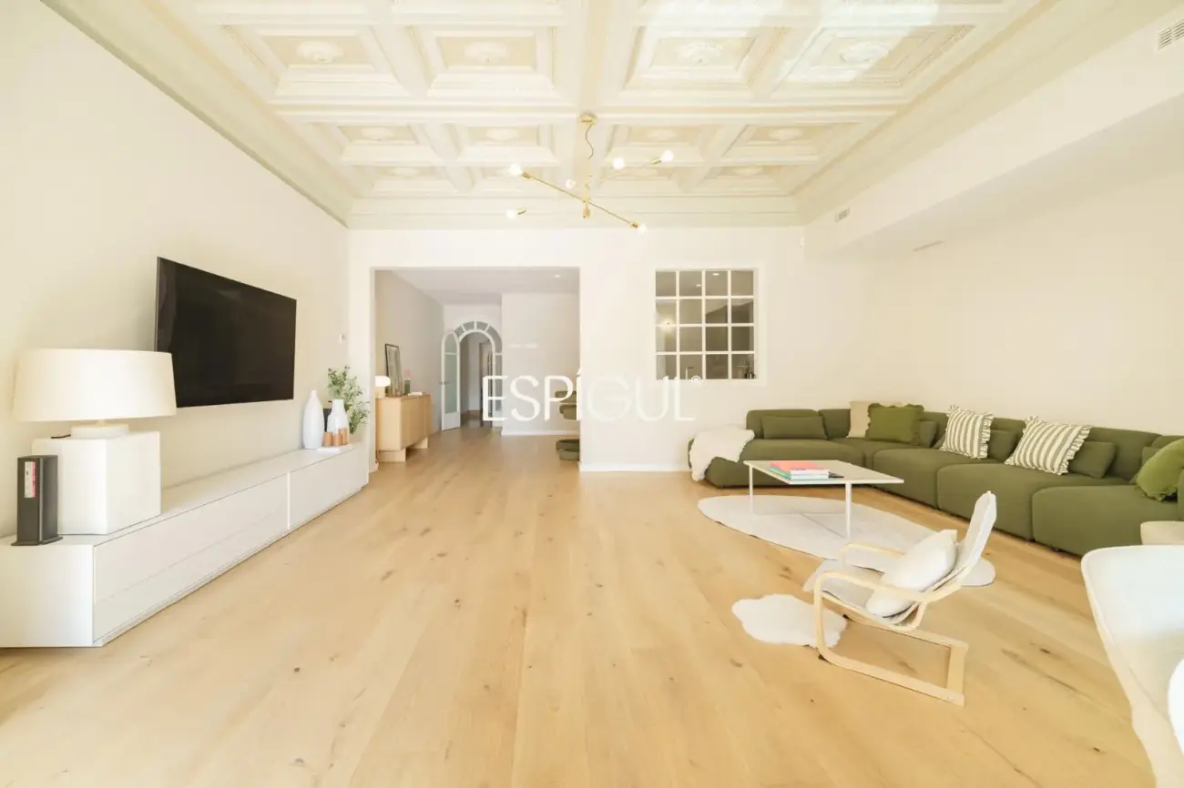 Casa catalogada en venta en el centro de Sabadell, con gran jardin y piscina