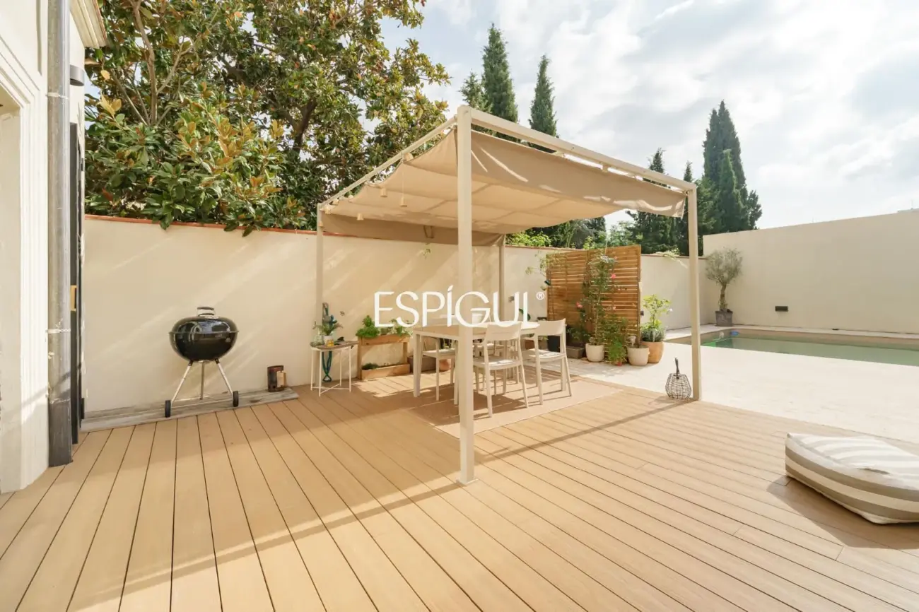 Casa catalogada en venta en el centro de Sabadell, con gran jardin y piscina