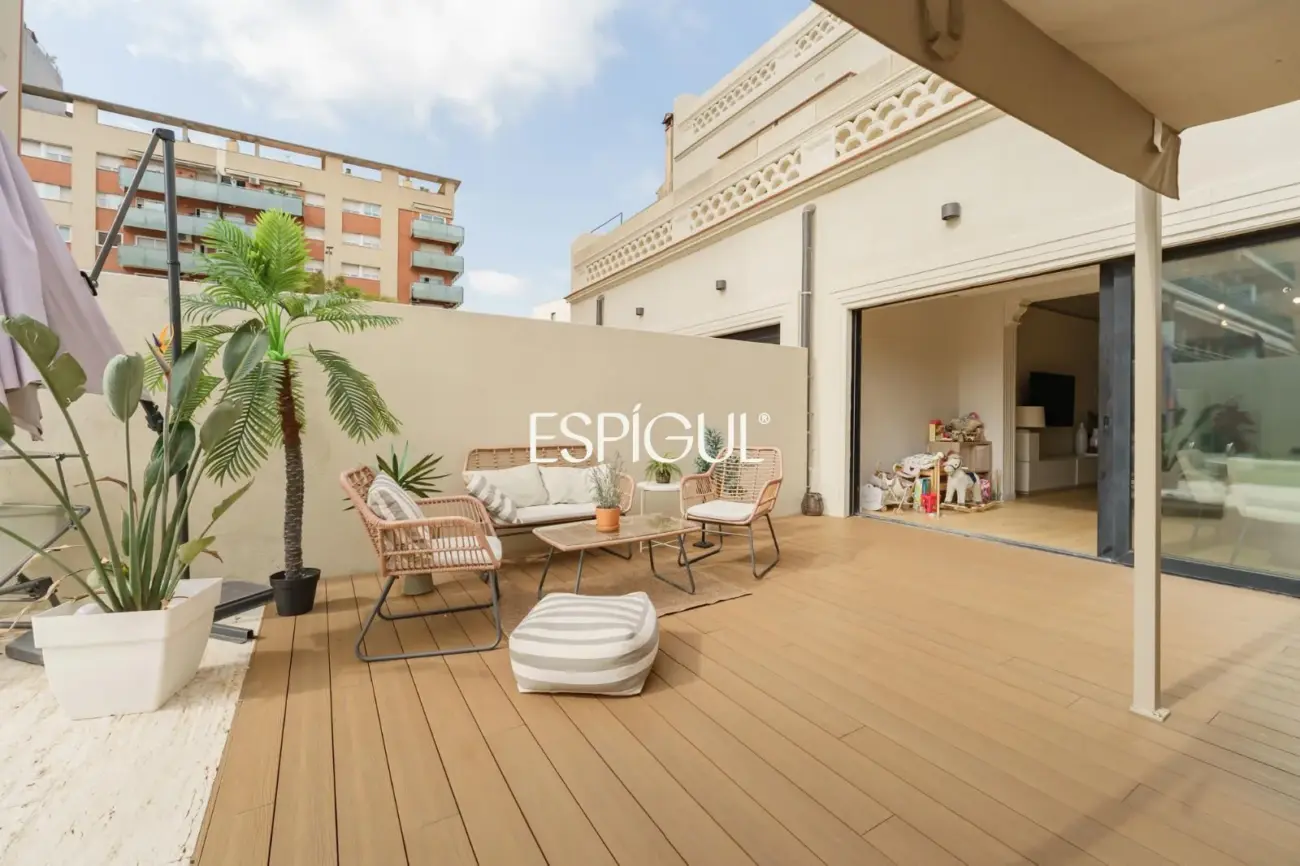 Casa catalogada en venta en el centro de Sabadell, con gran jardin y piscina