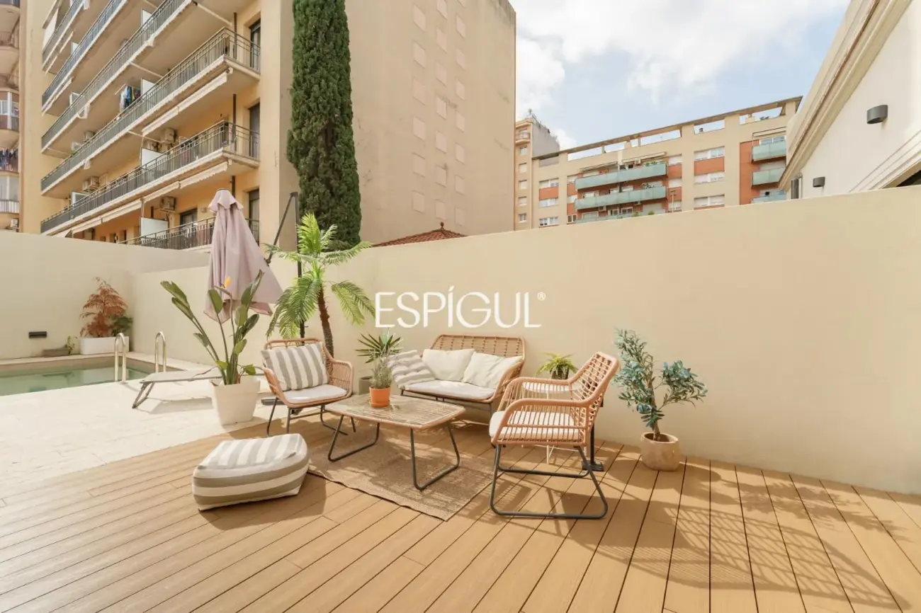 Casa catalogada en venta en el centro de Sabadell, con gran jardin y piscina