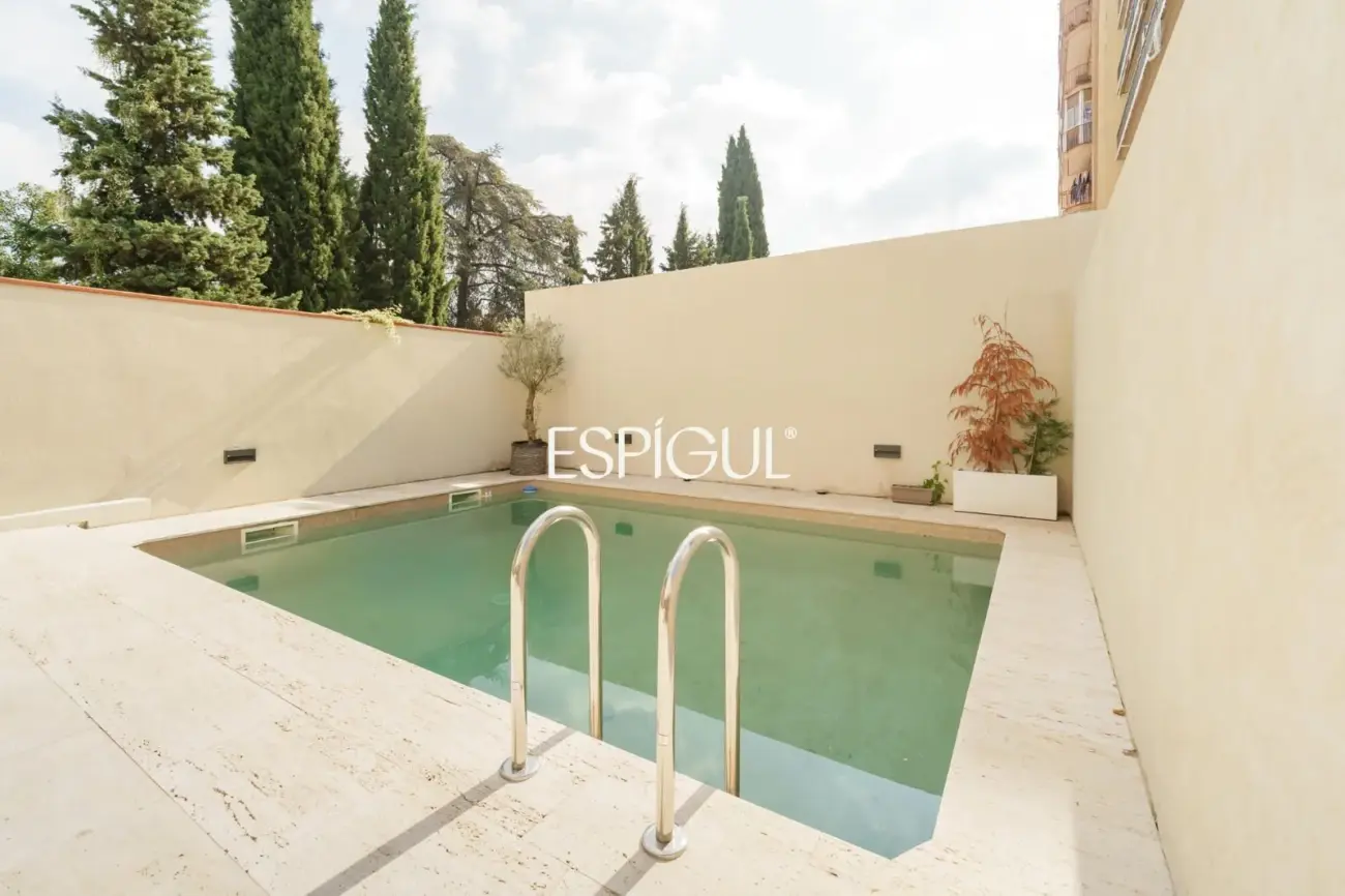 Casa catalogada en venta en el centro de Sabadell, con gran jardin y piscina
