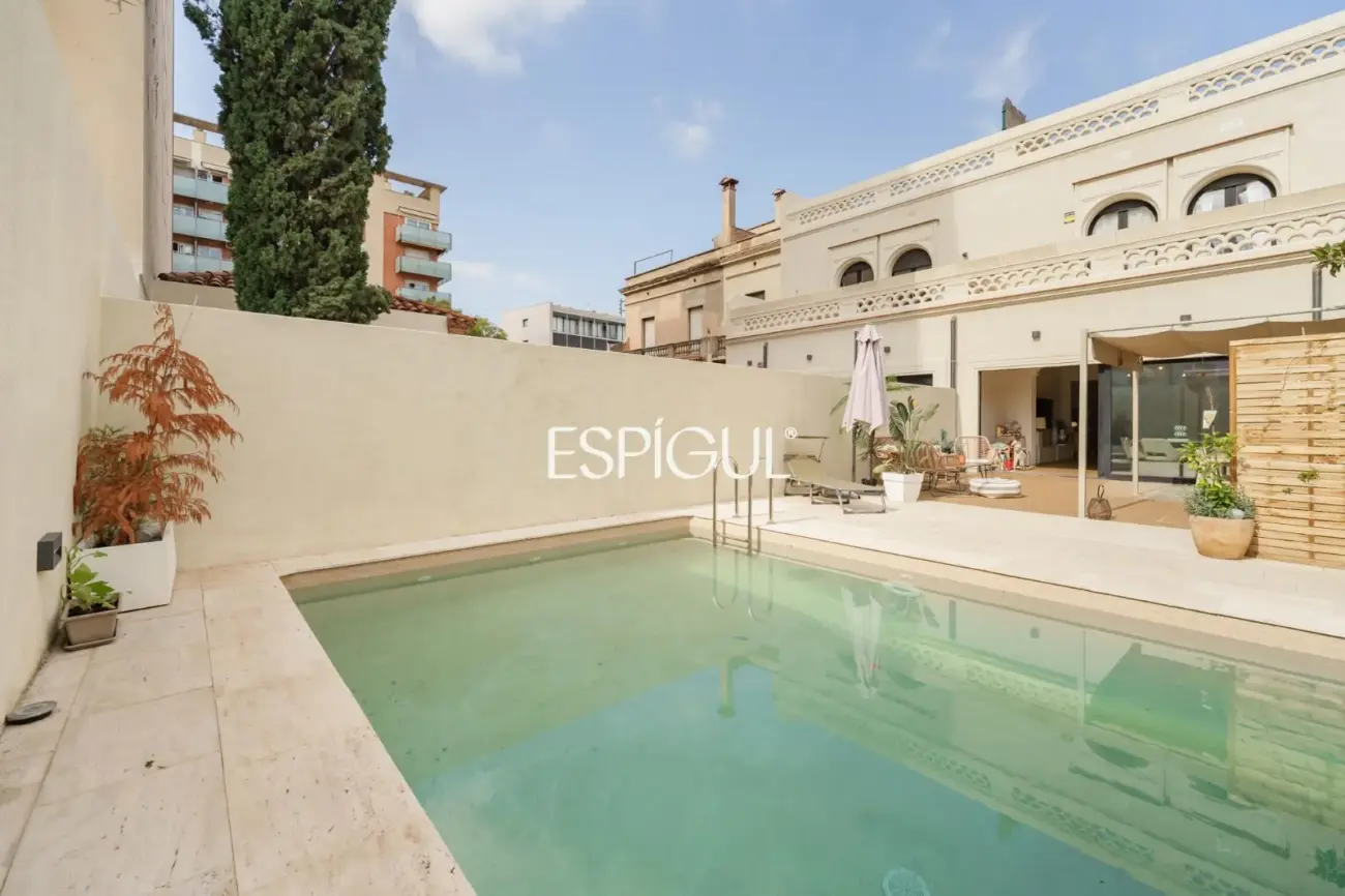 Casa catalogada en venta en el centro de Sabadell, con gran jardin y piscina