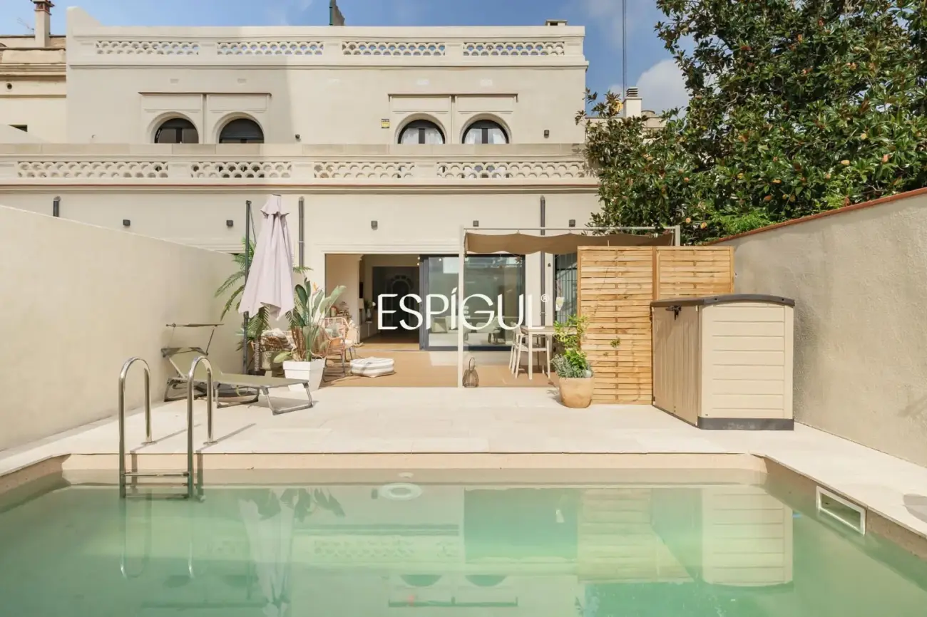 Casa catalogada en venta en el centro de Sabadell, con gran jardin y piscina