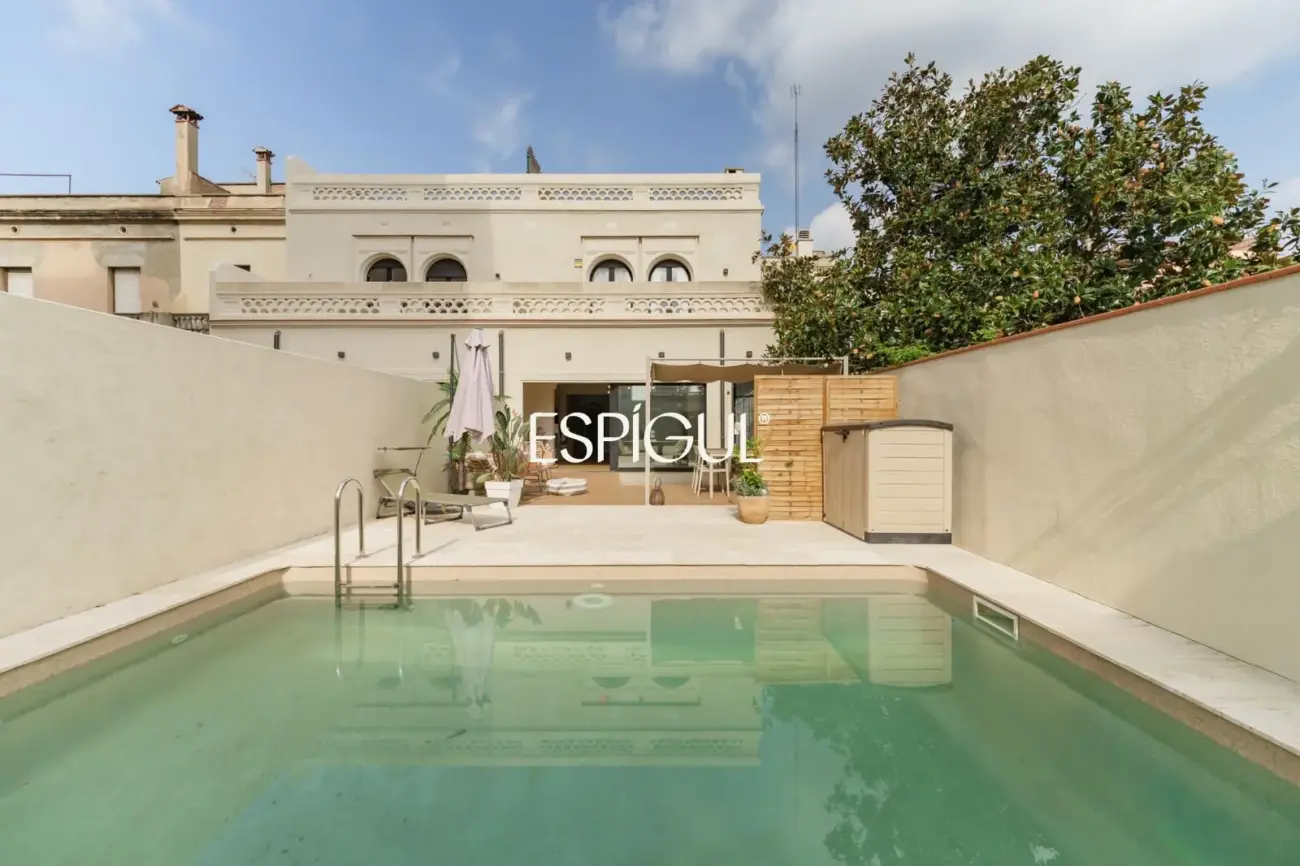 Casa catalogada en venta en el centro de Sabadell, con gran jardin y piscina
