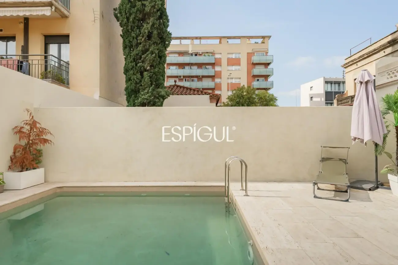 Casa catalogada en venta en el centro de Sabadell, con gran jardin y piscina