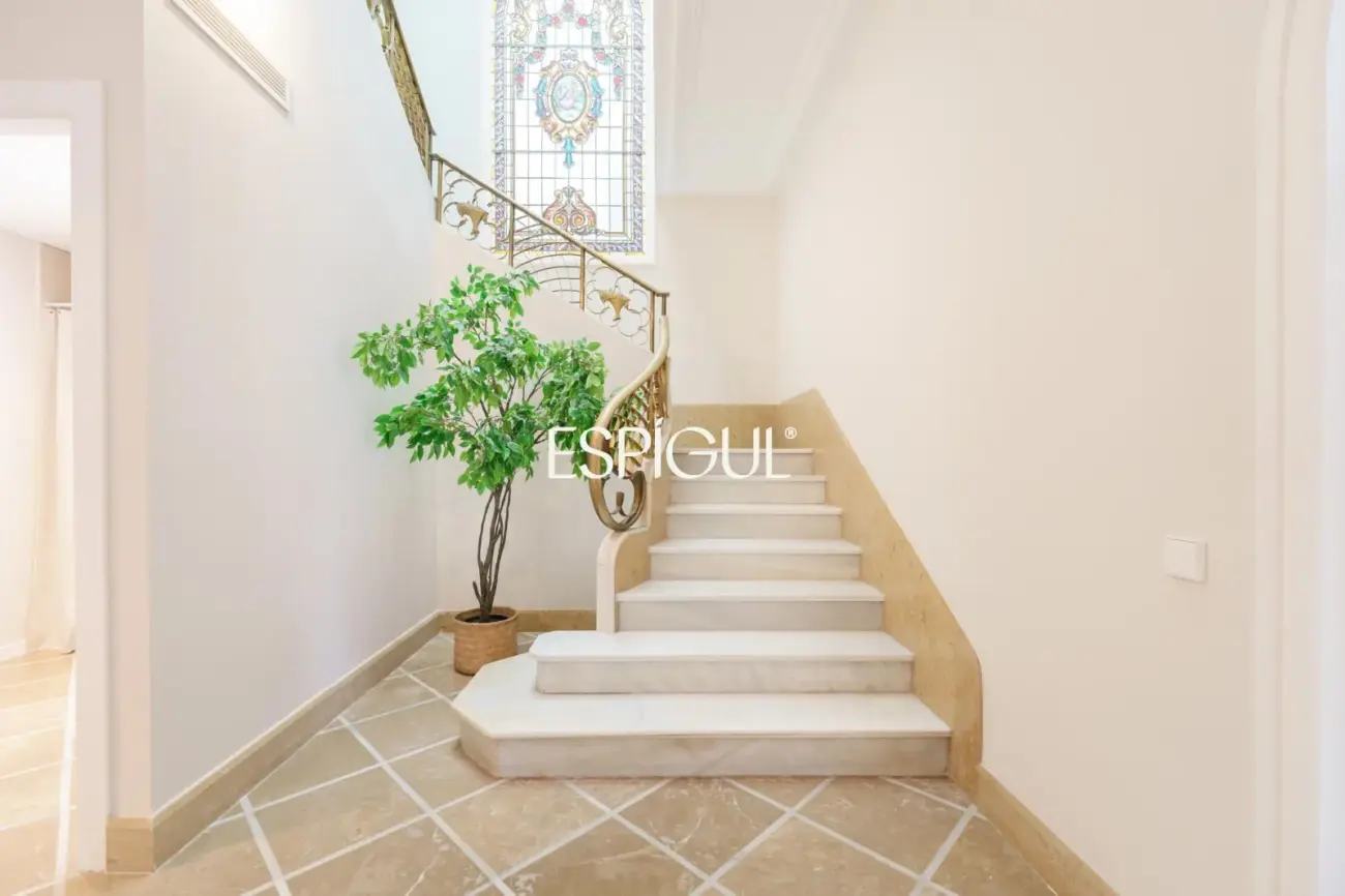Casa catalogada en venta en el centro de Sabadell, con gran jardin y piscina