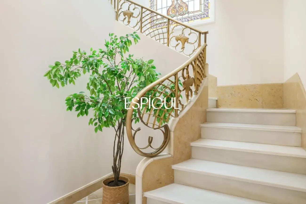 Casa catalogada en venta en el centro de Sabadell, con gran jardin y piscina