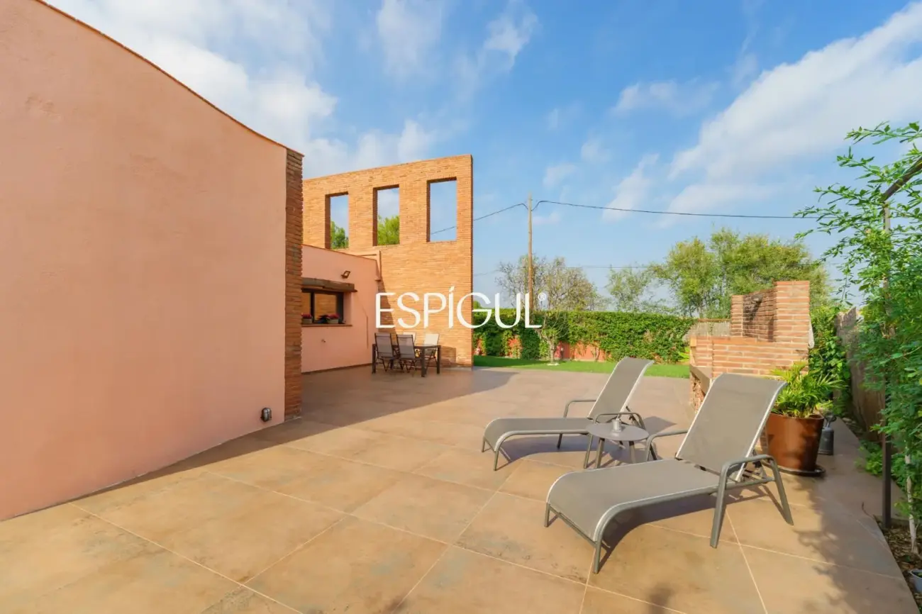 Casa de diseño en venta, ideal para vivir en una sola planta, ubicada en Bellaterra