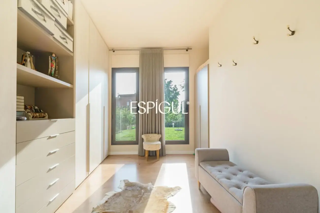 Casa de diseño en venta, ideal para vivir en una sola planta, ubicada en Bellaterra