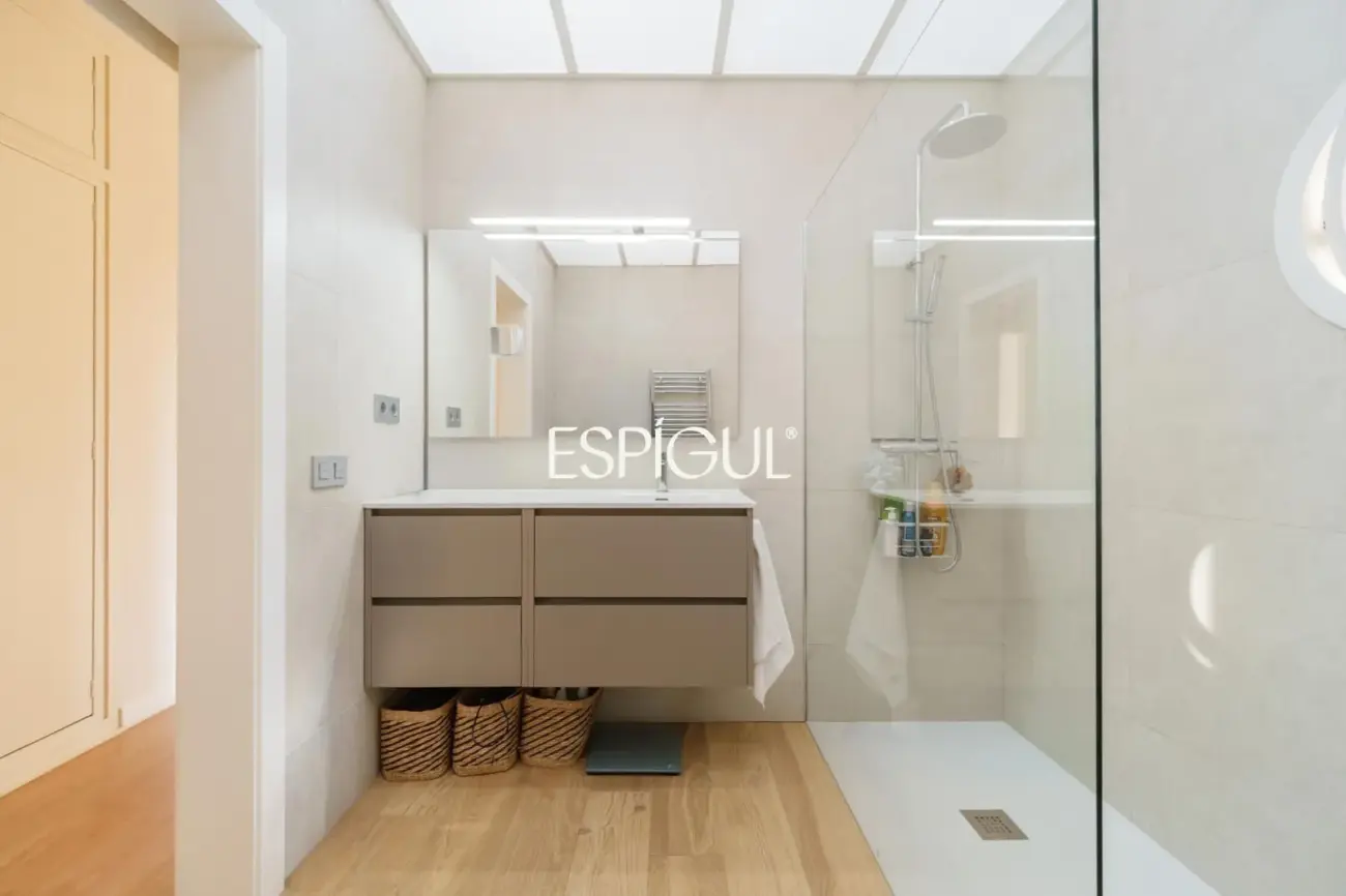 Casa de diseño en venta, ideal para vivir en una sola planta, ubicada en Bellaterra