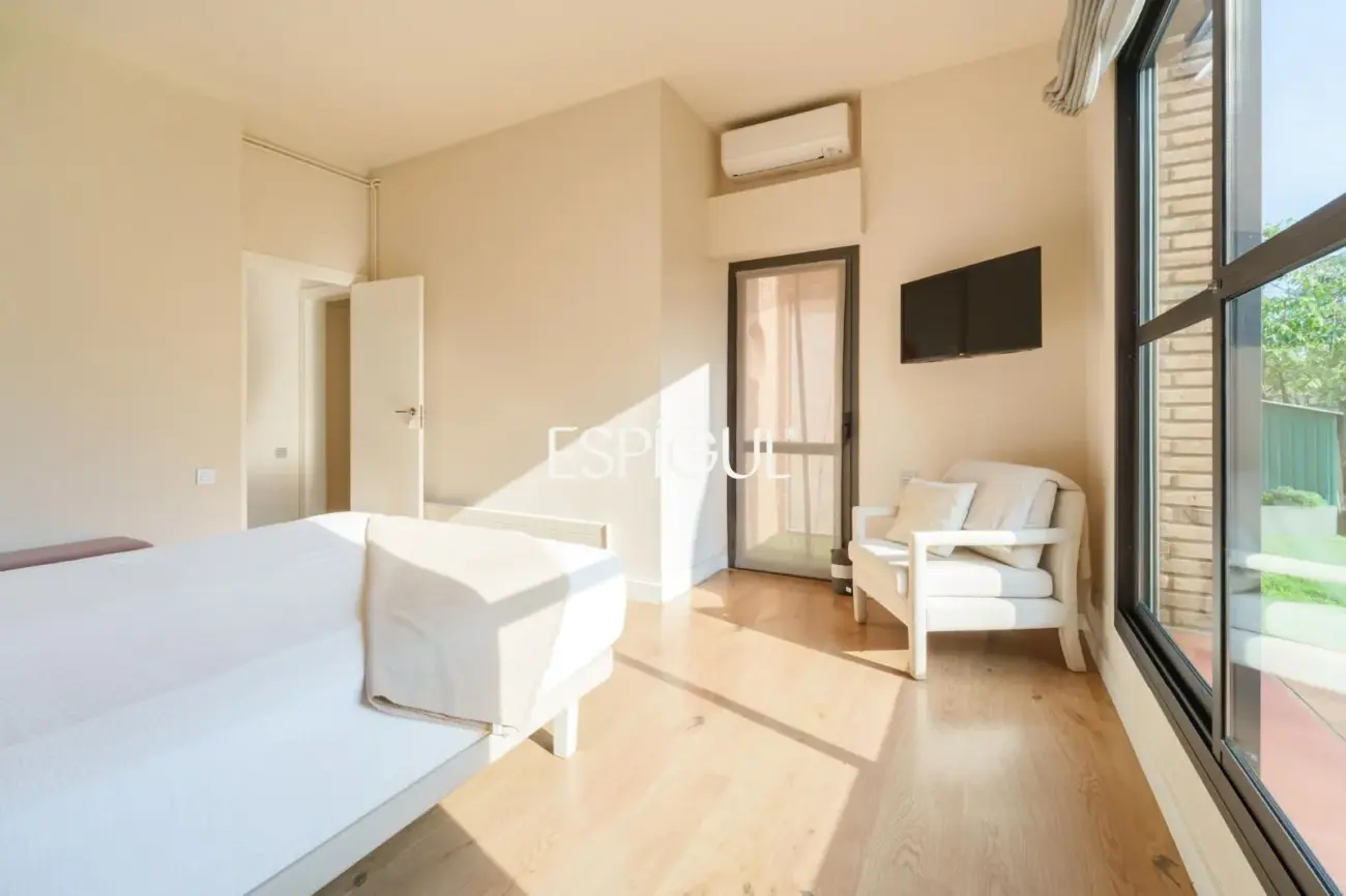 Casa de diseño en venta, ideal para vivir en una sola planta, ubicada en Bellaterra