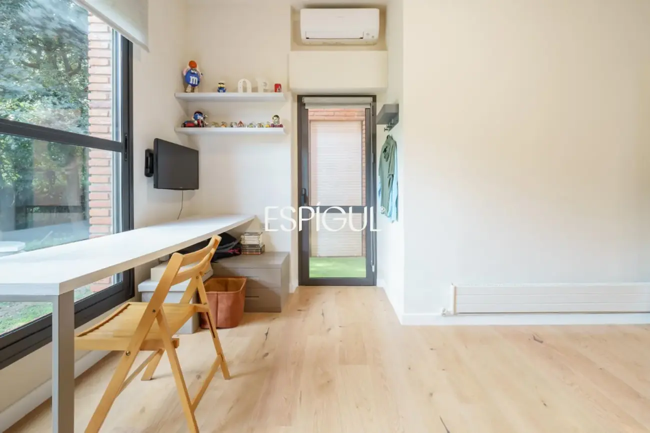 Casa de diseño en venta, ideal para vivir en una sola planta, ubicada en Bellaterra