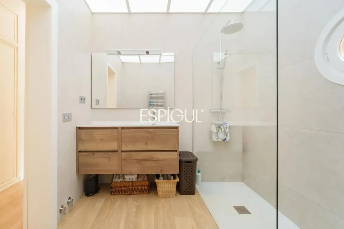 Casa de diseño en venta, ideal para vivir en una sola planta, ubicada en Bellaterra