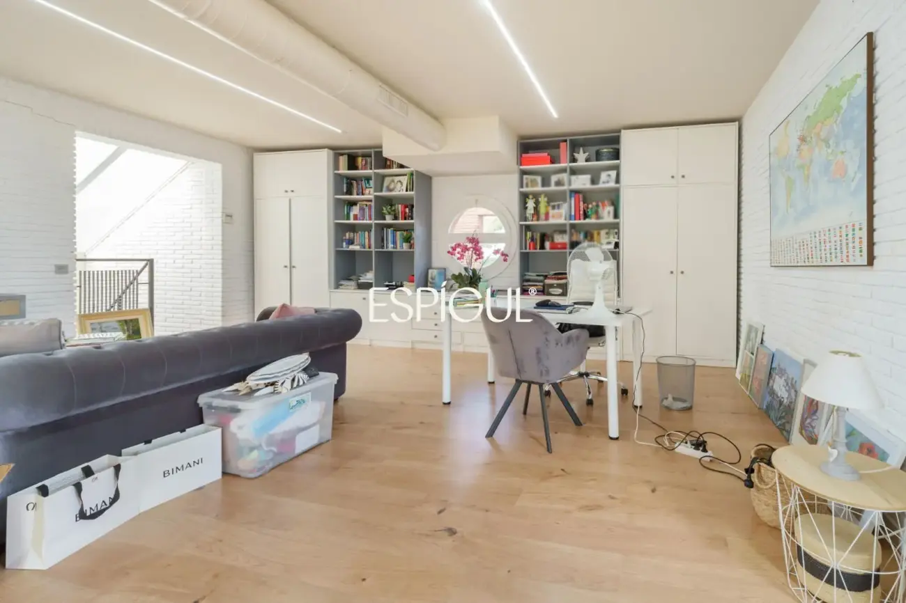 Casa de diseño en venta, ideal para vivir en una sola planta, ubicada en Bellaterra