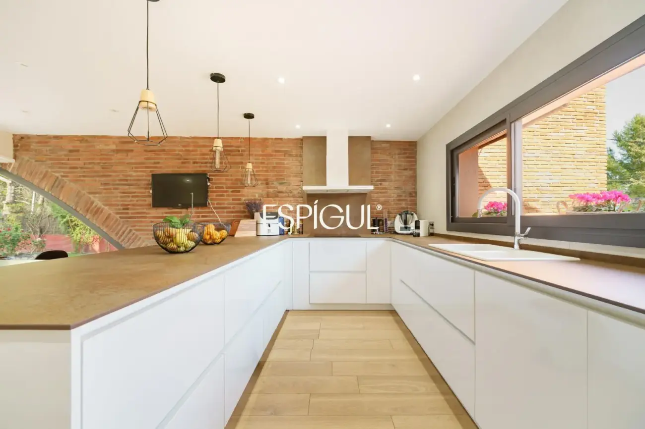 Casa de diseño en venta, ideal para vivir en una sola planta, ubicada en Bellaterra