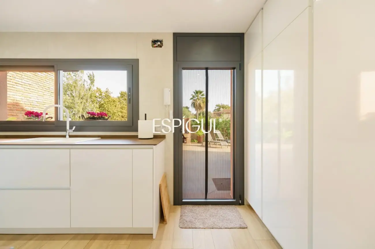 Casa de diseño en venta, ideal para vivir en una sola planta, ubicada en Bellaterra