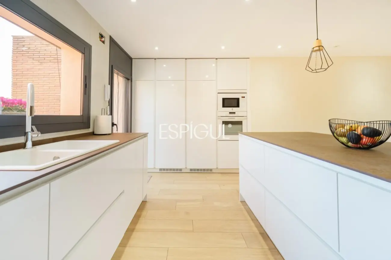 Casa de diseño en venta, ideal para vivir en una sola planta, ubicada en Bellaterra