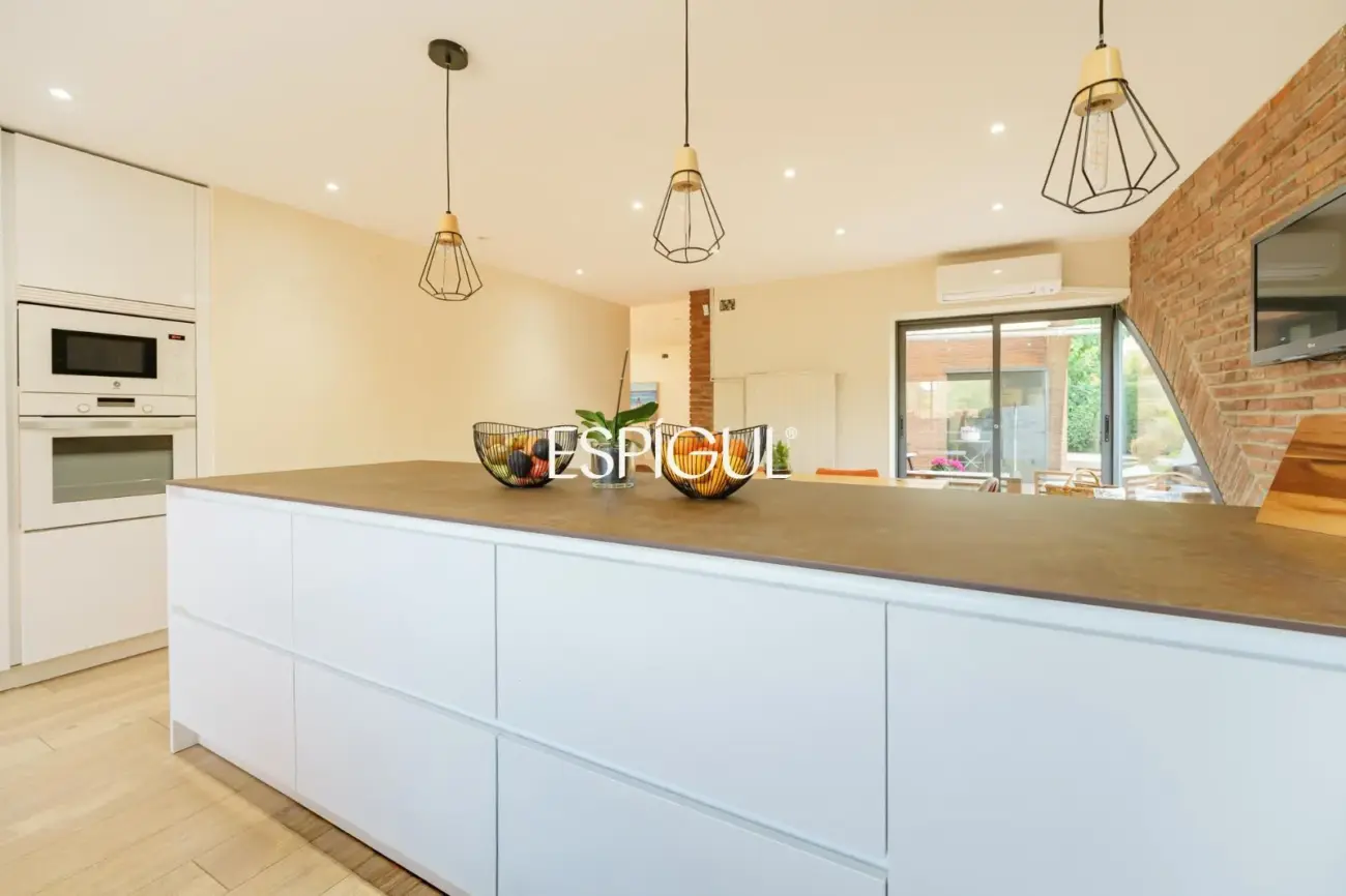 Casa de diseño en venta, ideal para vivir en una sola planta, ubicada en Bellaterra