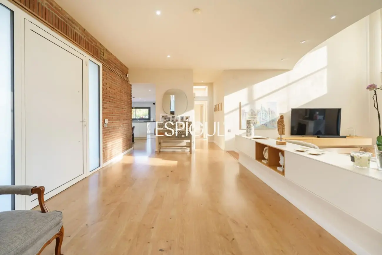 Casa de diseño en venta, ideal para vivir en una sola planta, ubicada en Bellaterra