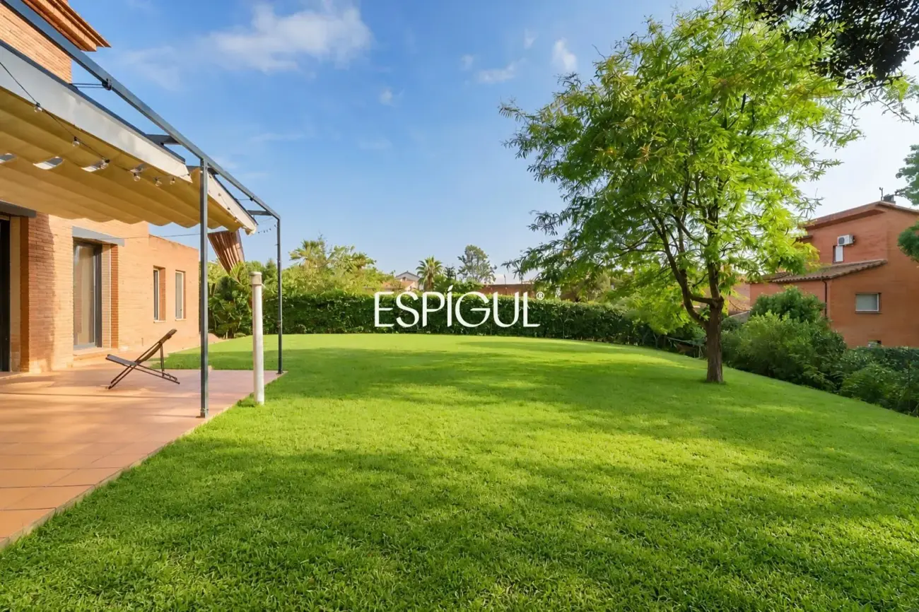 Casa de diseño en venta, ideal para vivir en una sola planta, ubicada en Bellaterra