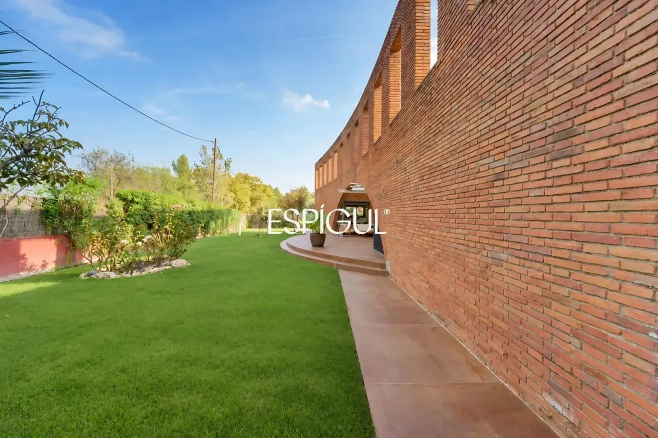 Casa de diseño en venta, ideal para vivir en una sola planta, ubicada en Bellaterra