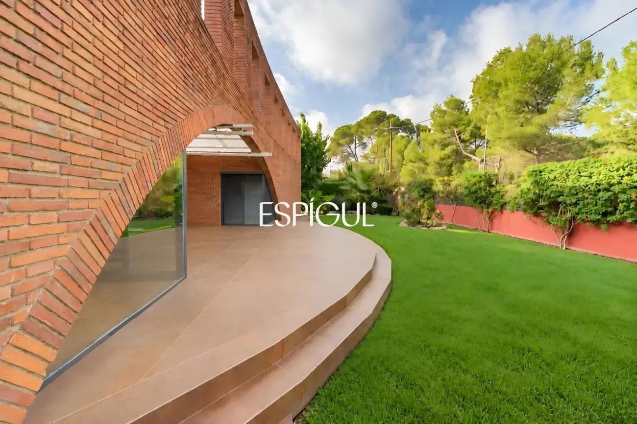 Casa de diseño en venta, ideal para vivir en una sola planta, ubicada en Bellaterra