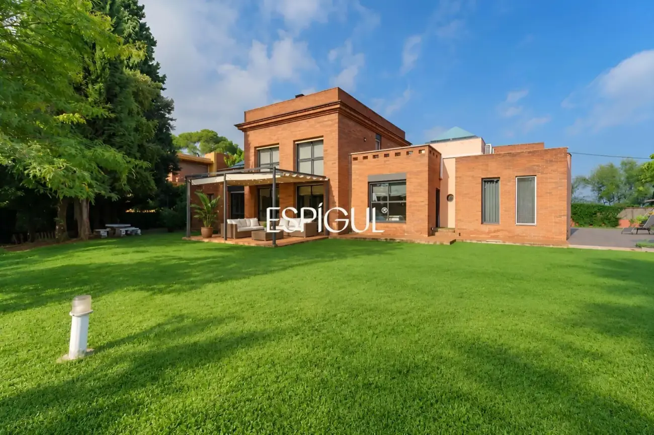 Casa de diseño en venta, ideal para vivir en una sola planta, ubicada en Bellaterra