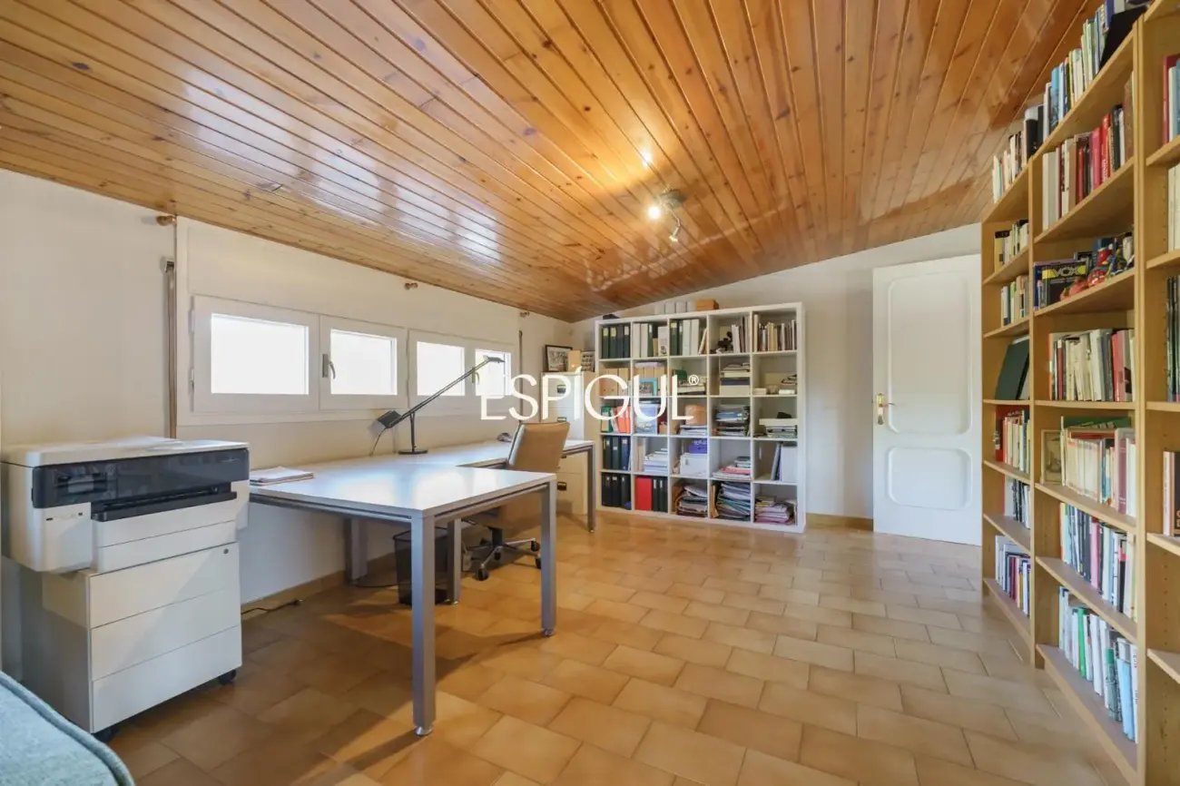 Casa en venta con jardín, piscina y vistas aireadas, en Bellaterra