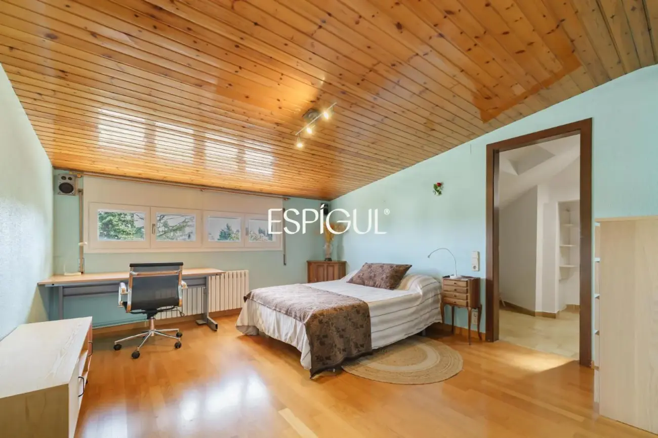 Casa en venta con jardín, piscina y vistas aireadas, en Bellaterra