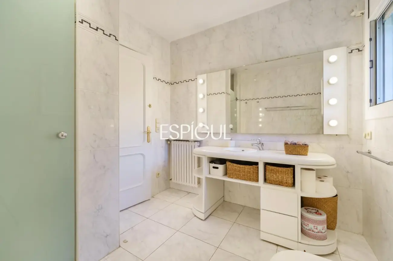 Casa en venta con jardín, piscina y vistas aireadas, en Bellaterra