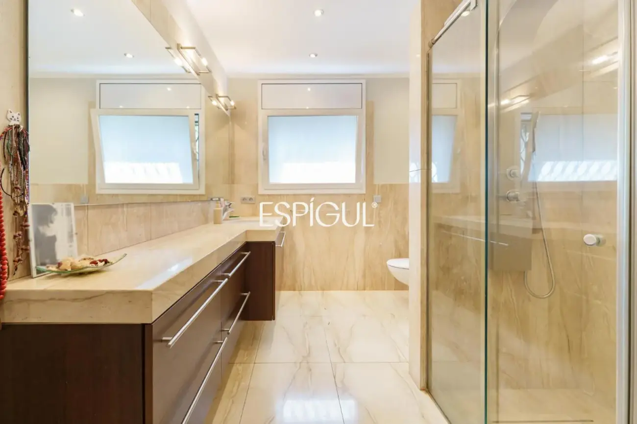 Casa en venta con jardín, piscina y vistas aireadas, en Bellaterra
