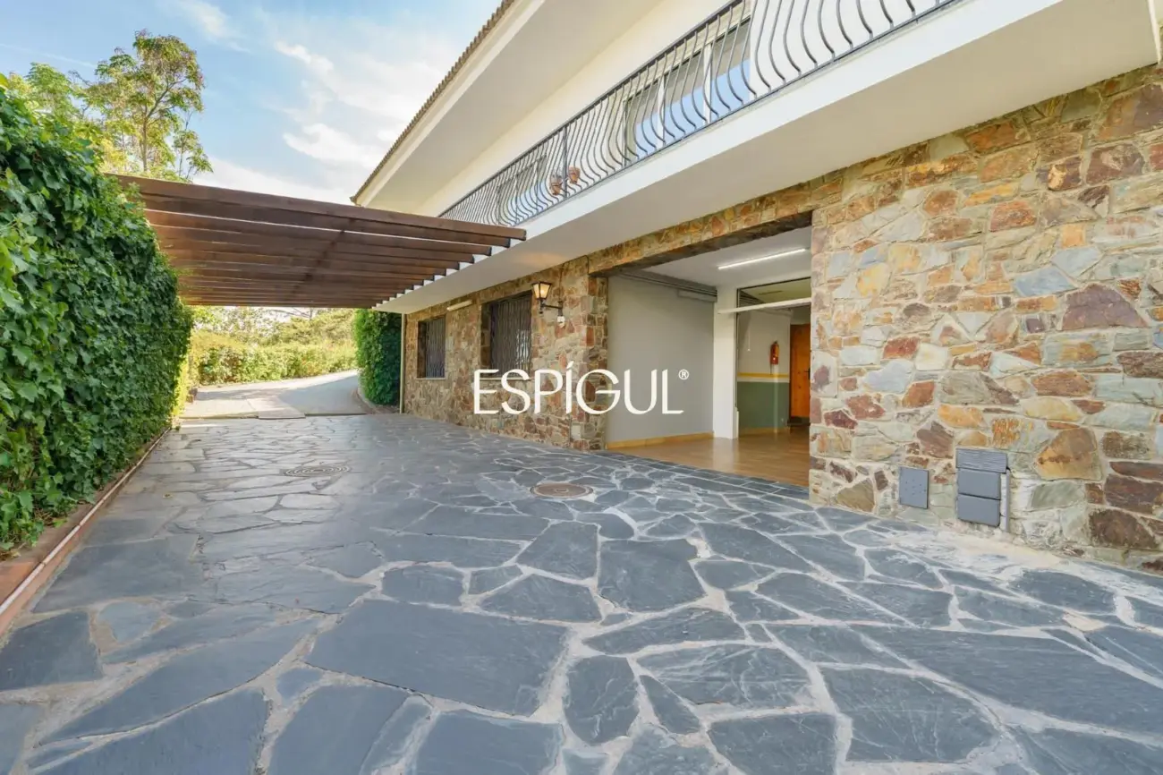 Casa en venta con jardín, piscina y vistas aireadas, en Bellaterra