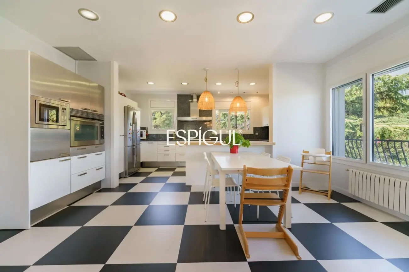 Casa en venta con jardín, piscina y vistas aireadas, en Bellaterra