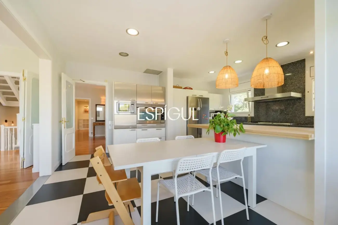 Casa en venta con jardín, piscina y vistas aireadas, en Bellaterra