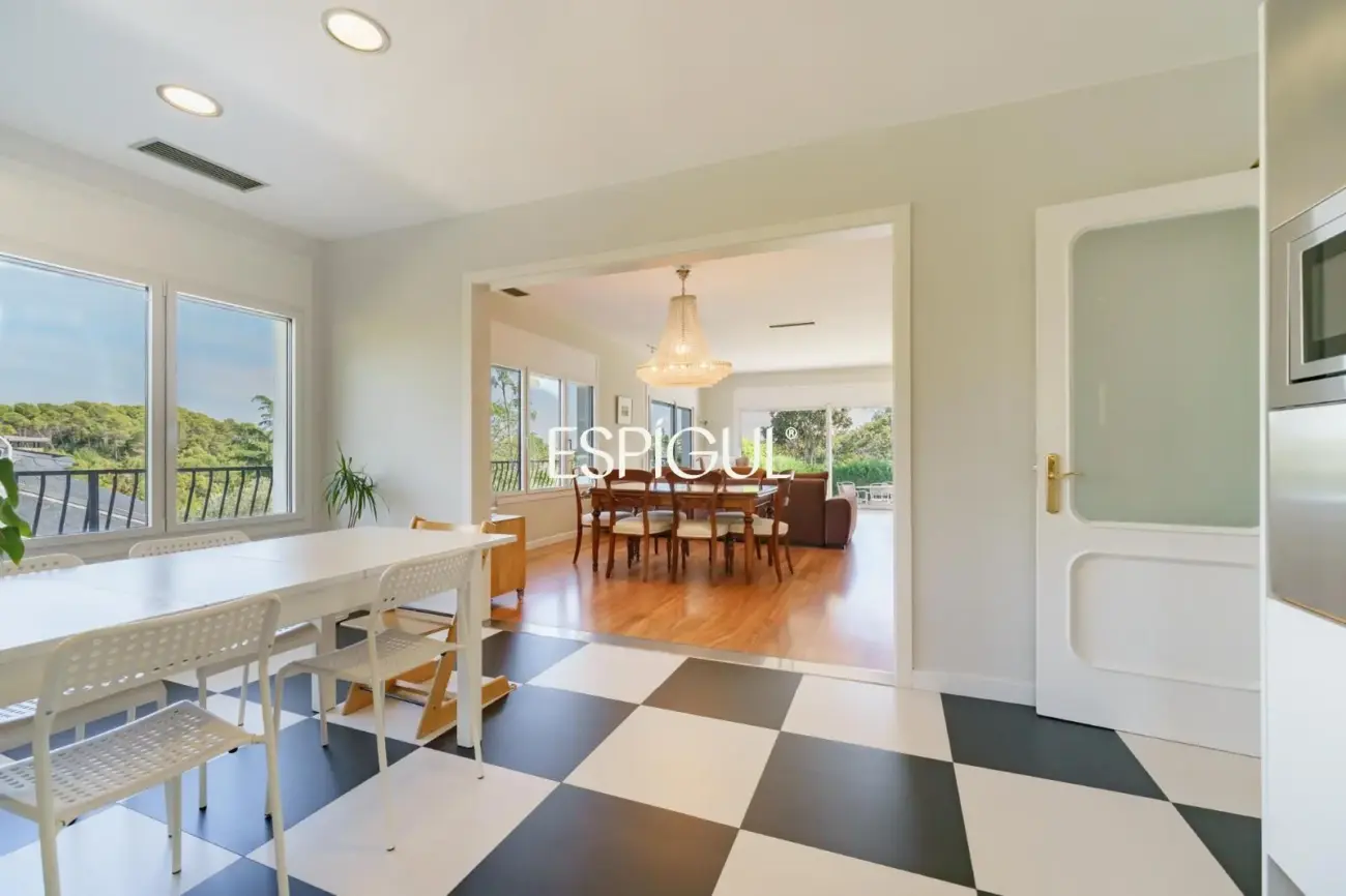 Casa en venta con jardín, piscina y vistas aireadas, en Bellaterra