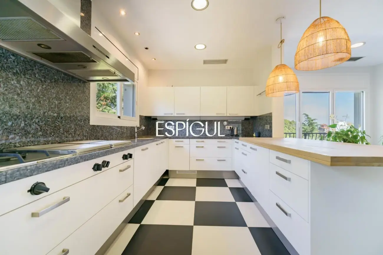 Casa en venta con jardín, piscina y vistas aireadas, en Bellaterra