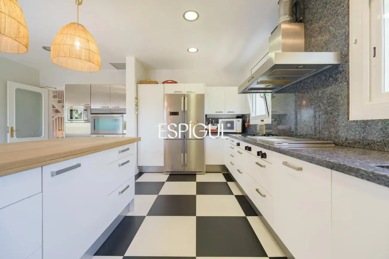 Casa en venta con jardín, piscina y vistas aireadas, en Bellaterra
