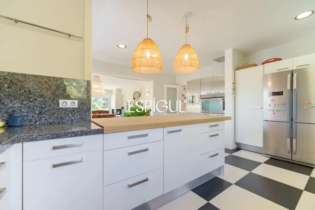 Casa en venta con jardín, piscina y vistas aireadas, en Bellaterra