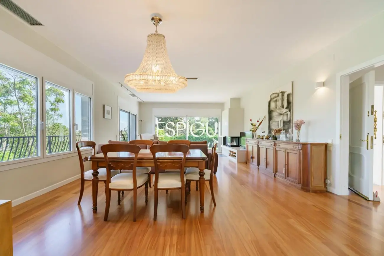 Casa en venta con jardín, piscina y vistas aireadas, en Bellaterra